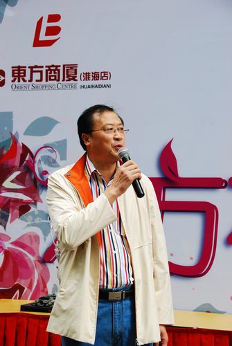 市协会与东方商厦（淮海店）联合举办广场花艺秀 图1.jpg