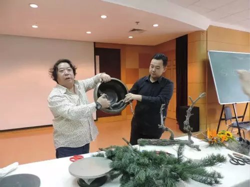 中国传统插花上海高级研修班专题报道之十七——大师高徒深藏不露 图1.jpg
